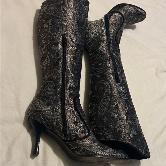 Stuart Weitzman - Picture 3 of 13